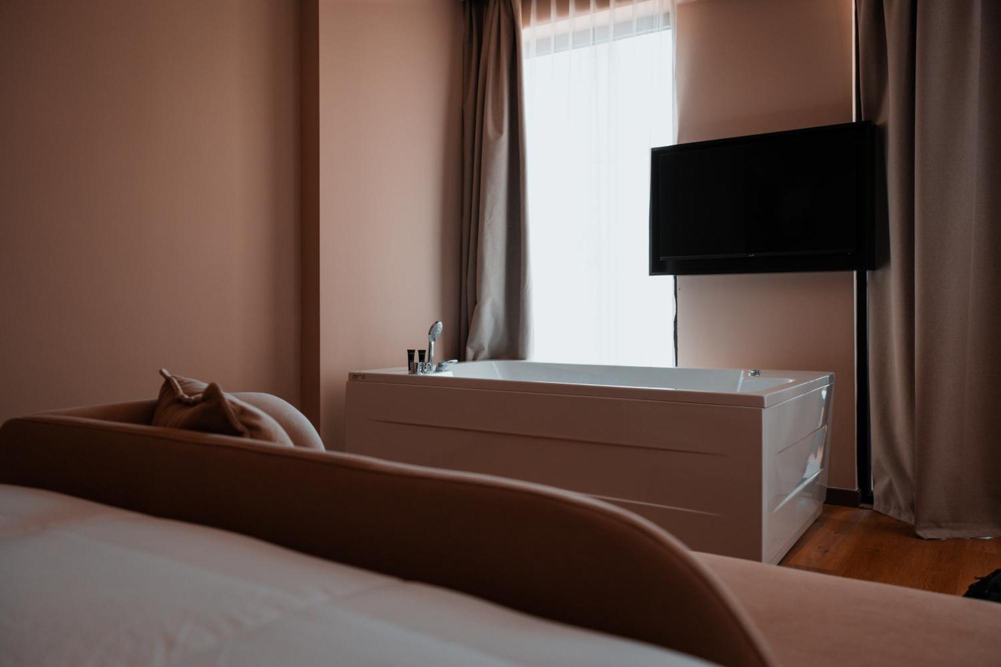 Royal G Deluxe Hotel Shkallnur Ngoại thất bức ảnh